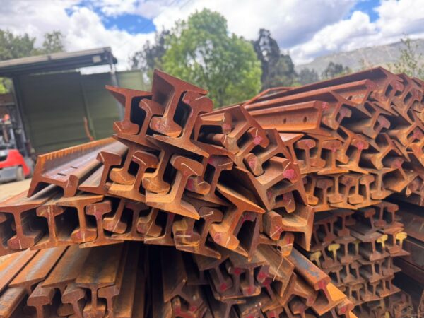 Riel Cubil 20 Libras - 9,6 Kg de 6 Metros para Minería (ASCE 60)  Material (Q235), Construcción y Sectores Industriales.